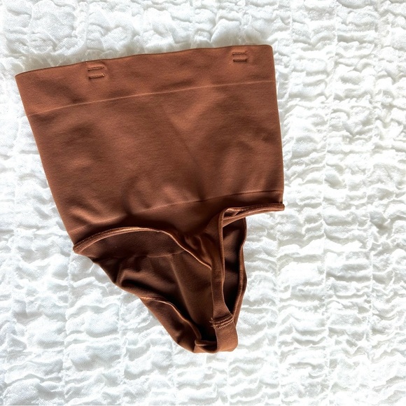 🤎 SKIMS NWOT High-Waisted Shapewear Thong – Jasper – Size Small - Picture 5 of 7